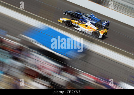 25. Mai 2012 - Indianapolis, Indiana, USA - IZOD Indycar Series, Indy 500, Indianapolis, IN, Qualifikation, Praxis, 18-27 Mai 2012, RYAN HUNTER-REAY, Team DHL/Sonne Tropfen Zitrus Soda Andretti Autosport Chevrolet, ALEX TAGLIANI, Team Barracuda Bryan Herta Autosport w/Bordstein-Agajanian Honda (Bild Kredit: Stockfoto