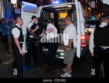 London, UK. 25.05.12. Ein Radfahrer ist in Cambridge Circus als kritische Masse Radfahrer Protest im Zentrum von London verhaftet. Stockfoto