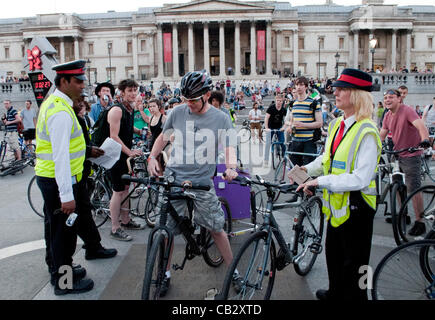 London, UK. 25.05.12. Erbe-Wächter versuchen, ein Fahrrad vom Trafalgar Square entfernt, als "Masse" Radfahrer Protest im Zentrum von London zu entfernen. Stockfoto