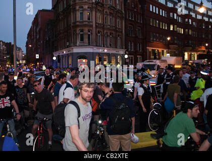 London, UK. 25.05.12. Verkehr in Cambridge Circus wird von Polizei und Radfahrer als kritische Masse Radfahrer Protest im Zentrum von London zum Stillstand gebracht. Stockfoto