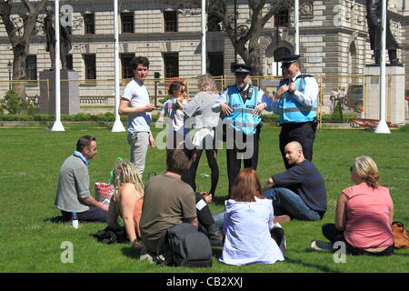 Metropolitan Police Liaison Officers sprechen auf Demonstranten in Parliament Square sammeln; Samstag, 26. Mai 2012 UKUncut Gruppe halten eine Straßenfest am in London Stockfoto