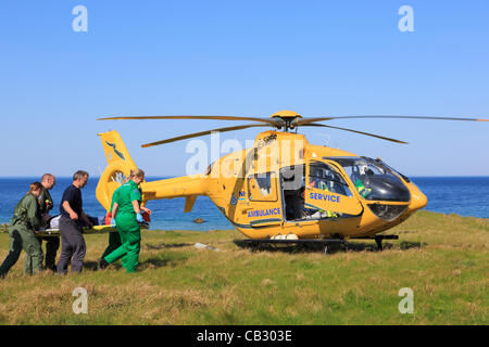 Durness, Sutherland, Schottland, Großbritannien. 26. Mai 2012. Hubschrauber Krankenwagen Sanitäter retten eine Frau mit einem verletzten Knöchel auf der abgelegenen North West Highlands Küste. Stockfoto