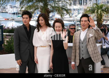 Kim Kang-woo Kim Hyo-Jin, Youn Yuh-Jung, Baek Yoon-Sik, die Geschmack des Geldes Fototermin bei der 65. Cannes Film Festival France. Samstag, 26. Mai 2012 in Cannes Film Festival, Frankreich. Stockfoto