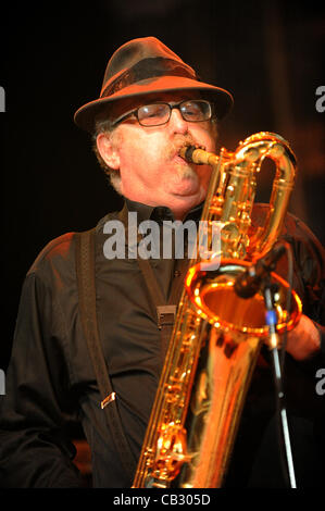 27. Mai 2012 - Los Angeles, Kalifornien, USA - Musiker - STEPHEN '' Doc'' KUPKA, eines der Gründungsmitglieder und Baaarutibe Saxophonist von TOWER OF POWER, die live im griechischen Theater, Los Angeles, Kalifornien, USA, 26. Mai 2012. Memorial Day Wochenende. KUPKA schrieb auch die meisten der Bands-Sohn Stockfoto