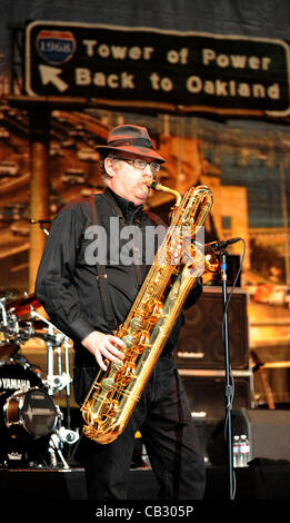 27. Mai 2012 - Los Angeles, Kalifornien, USA - Musiker - STEPHEN '' Doc'' KUPKA, eines der Gründungsmitglieder und Baaarutibe Saxophonist von TOWER OF POWER, die live im griechischen Theater, Los Angeles, Kalifornien, USA, 26. Mai 2012. Memorial Day Wochenende. KUPKA schrieb auch die meisten der Bands-Sohn Stockfoto