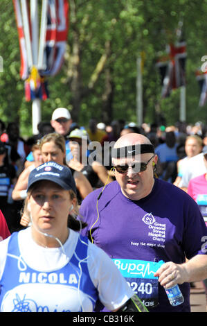 Die Mall, London, UK 27. Mai 2012. Läufer aller Altersklassen und Fähigkeit beim BUPA 10.000 Rennen läuft für einen guten Zweck durch die Londoner. Stockfoto