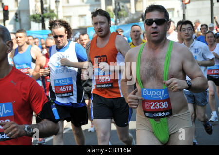 Die Mall, London, UK 27. Mai 2012. Läufer aller Altersgruppen und Fähigkeiten mit einem Mann in eine "Mankini" beim BUPA 10.000 Rennen läuft für einen guten Zweck durch die Londoner. Stockfoto