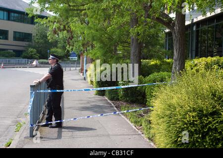 27.05.2012: Bracknell, Großbritannien - polizeilichen Ermittlungen in der Entdeckung von einem Womans Körper in einer u-Bahn in Bracknell, Berkshire. Die Polizei behandeln den Tod als verdächtig. Stockfoto