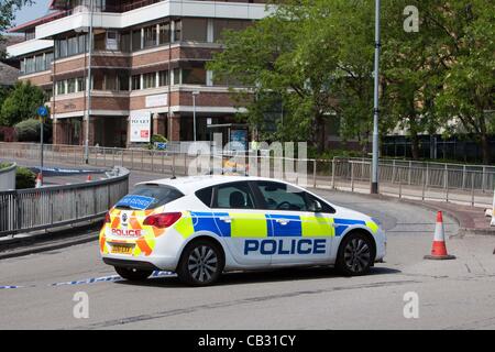 27.05.2012: Bracknell, Großbritannien - polizeilichen Ermittlungen in der Entdeckung von einem Womans Körper in einer u-Bahn in Bracknell, Berkshire. Die Polizei behandeln den Tod als verdächtig. Stockfoto