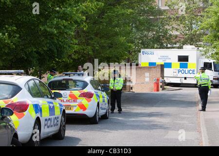 27.05.2012: Bracknell, Großbritannien - polizeilichen Ermittlungen in der Entdeckung von einem Womans Körper in einer u-Bahn in Bracknell, Berkshire. Die Polizei behandeln den Tod als verdächtig. Stockfoto