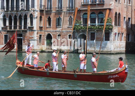 Ruderboot über den Canale Grande auf der Vogalonga Regatta 2012 in Venedig. Stockfoto