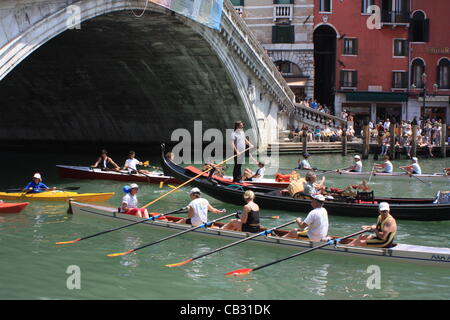 Boote auf dem Canal Grande bei Vogalonga Regatta in Venedig. Stockfoto