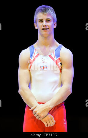 Europäische Gymnastik-Meisterschaften. Montpelier Frankreich. Finale Junior Mens Individuum 27.5.12.  Gaius Thompson of Great Britain Gold am Sprung. Stockfoto