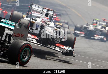 27.05.2012. Monaco Montecarlo, F1 Grand Prix. Japanische Formel1-Fahrer (C) Sauber von Kamui Kobayashi hat alle 4 Räder in der Luft an seinem Auto während des Starts der 2012 Monaco Formel 1 Grand Prix auf der Monte-Carlo Rennstrecke in Monaco, 27. Mai 2012. Stockfoto