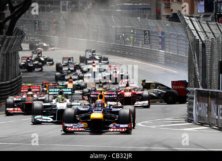 27.05.2012. Monaco Monte Carlo, F1 Grand Prix Motorsport: FIA Formula One World Championship 2012, Grand Prix von Monaco, Absturz von #10 Romain Grosjean (FRA, Lotus F1 Team) beim Start an der Front: #2 Mark Webber (AUS, Red Bull Racing), #8 Nico Rosberg (GER, Mercedes AMG Petronas F1 Team) Stockfoto