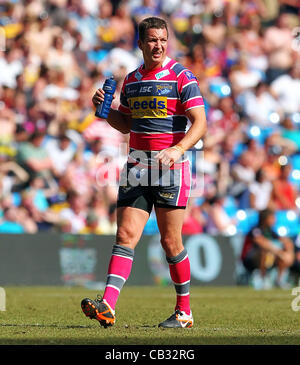 26.05.2012 Manchester, England. Bradford Bulls V Leeds Rhinos. Leeds Rhinos stehen Off Danny McGuire nimmt eine Trinkpause von der Aktion am Wochenende Stobart Super League Rugby Magie von Etihad Stadium Stockfoto
