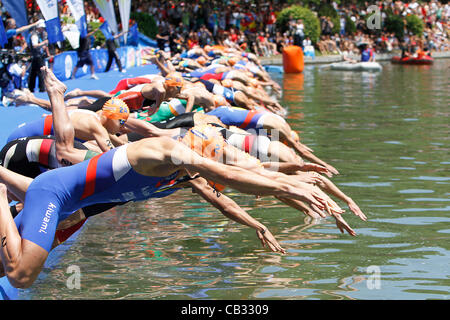 ITU Triathlon World Series MAdrid - Campeonato del Mundo de Triatlon; Männer Elite Serie Test - 27.05.2012 - Athleten ins Wasser springen Stockfoto