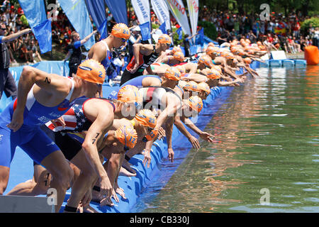 ITU Triathlon World Series MAdrid - Campeonato del Mundo de Triatlon; Männer Elite Serie Test - 27.05.2012 - Athleten ins Wasser springen Stockfoto