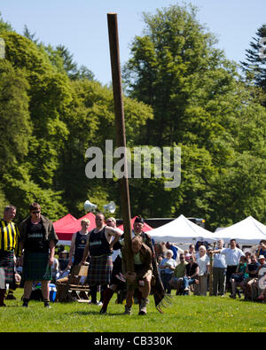 27.05.2012, Blair Castle, Perthshire, Schottland, Ben Fogle, TV-Moderatorin, warf der Caber in Blair Atholl treffen am Wochenende. VEREINIGTES KÖNIGREICH. Stockfoto