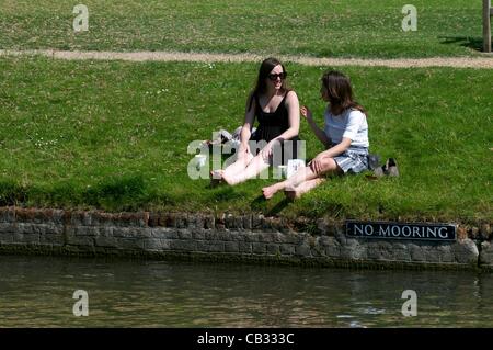 Cambridge, UK. 27.05.2012. Im Frühsommer setzt sich in der Universitätsstadt Cambridge zwei Frauen genießen die Sommersonne am Ufer des Flusses Cam vom Trinity College