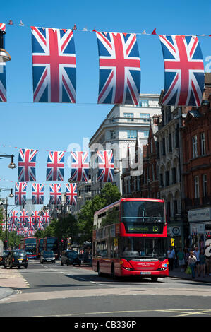 Londoner Busse unter den Union Jack-Flaggen bereit für die Königin Jubiläumsfeier in Oxford Street London, UK 27.05.2012. Heißes Wetter in London vor der Jubiläumsfeier am kommenden Wochenende. Stockfoto