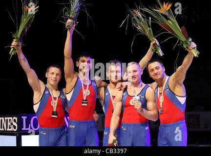 26.05.2012. Montpellier Frankreich.  Silbermedaillengewinner Denis Ablyazin (l-R), Emin Garibov, David Belyavskiy, Aleksandr Balandin und Anton Golotsutskov von Russland während der Siegerehrung abgebildet, während die Männer künstlerische Gymnastik Europameisterschaft in Montpellier, Frankreich, 26. Mai 2012. Stockfoto