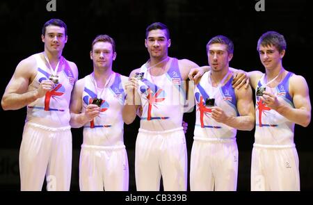 26.05.2012. Montpellier Frankreich.  Gold Medaille Sieger Thomas Kristian (l-R), Daniel Purvis, Louis Smith, Ruslan Panteleymonov und Max Whitlock von Großbritannien während der Siegerehrung abgebildet, während die Männer künstlerische Gymnastik Europameisterschaft in Montpellier, Frankreich, 26. Mai 2012. Stockfoto