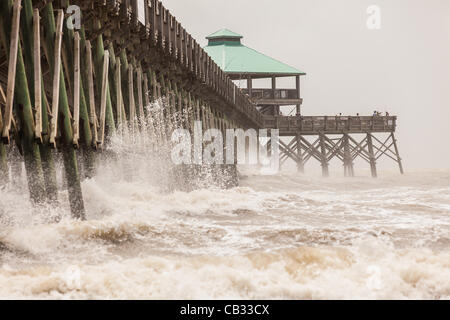 USA. Starke Wellen Teig Folly Beach Pier als tropischer Sturm Beryl Bürsten vorbei an der Küste South Carolinas am 27. Mai 2012 in Folly Beach, South Carolina.  Durch den Sturm wurden lokale Strände zum Schwimmen wegen starker Strömung zu beschränken und und Rip-Gezeiten auf der beliebten Memorial Day Wochenende. Stockfoto