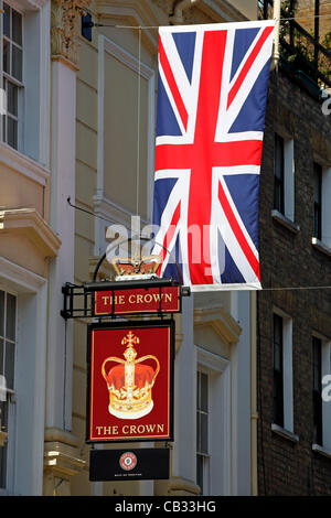 London, UK. Sonntag, 27. Mai 2012. Union Jack-Flaggen und roten, weißen und blauen Bunting Dekorationen für die Königin Diamond Jubilee im Crown Pub in Seven Dials in Soho in London, England Stockfoto