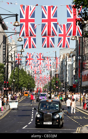 London, UK. Sonntag, 27. Mai 2012. Union Jack-Flaggen und roten, weißen und blauen Bunting Dekorationen für die Königin Diamond Jubilee in der Oxford Street in London, England Stockfoto