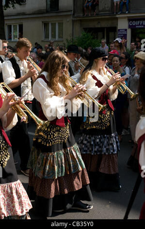 BERLIN - 27 Mai: Die traditionelle und die jährliche "Karneval der Kulturen", 27. Mai 2012 in Berlin, Deutschland Stockfoto