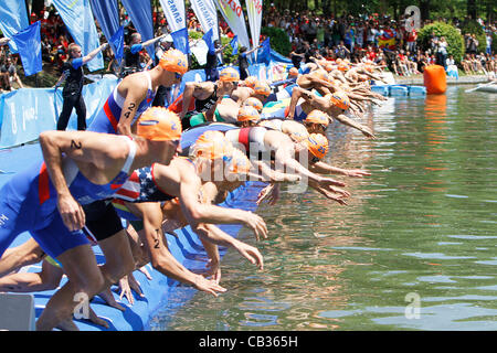 27.05.2012. Madrid, Spanien. ITU Triathlon World Series Madrid. Herren Elite Serie Test Athleten bereiten für die Schwimmstrecke Stockfoto