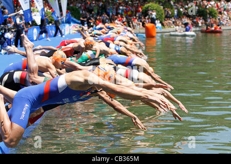 27.05.2012. Madrid, Spanien. ITU Triathlon World Series Madrid. Herren Elite Serie Test Athleten bereiten für die Schwimmstrecke Stockfoto