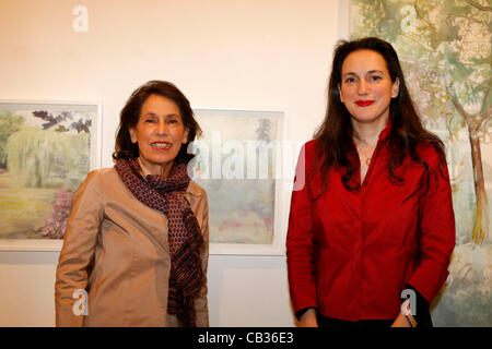 24. Mai 2012 - Athen, Griechenland - MARINA KARELLA mit ihrer Tochter Prinzessin OLGA. MARINA KARELLA-Malerei-Ausstellung im zentralen Galerie in Athen. Marina Karella ist die Ehefrau von Prinz Michael von Griechenland und Dänemark. (Bild Kredit: Aristidis Vafeiadakis/ZUMAPRESS.com ©) Stockfoto