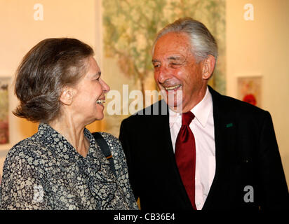 24. Mai 2012 - Athen, Griechenland - Prinz MICHAEL von Griechenland mit Prinzessin IRENE. MARINA KARELLA-Malerei-Ausstellung im zentralen Galerie in Athen. Marina Karella ist die Ehefrau von Prinz Michael von Griechenland und Dänemark. (Bild Kredit: Aristidis Vafeiadakis/ZUMAPRESS.com ©) Stockfoto