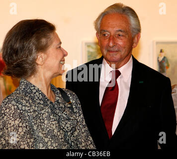 24. Mai 2012 - Athen, Griechenland - Prinz MICHAEL von Griechenland mit Prinzessin IRENE. MARINA KARELLA-Malerei-Ausstellung im zentralen Galerie in Athen. Marina Karella ist die Ehefrau von Prinz Michael von Griechenland und Dänemark. (Bild Kredit: Aristidis Vafeiadakis/ZUMAPRESS.com ©) Stockfoto