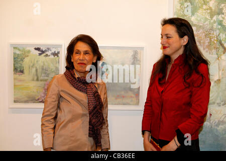 24. Mai 2012 - Athen, Griechenland - MARINA KARELLA mit ihrer Tochter Prinzessin OLGA. MARINA KARELLA-Malerei-Ausstellung im zentralen Galerie in Athen. Marina Karella ist die Ehefrau von Prinz Michael von Griechenland und Dänemark. (Bild Kredit: Aristidis Vafeiadakis/ZUMAPRESS.com ©) Stockfoto