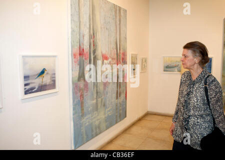 24. Mai 2012 schaut die Bilder während MARINA KARELLA Gemäldeausstellung in zentralen Galerie in Athen - Athen, Griechenland - Prinzessin IRENE von Griechenland. Marina Karella ist die Ehefrau von Prinz Michael von Griechenland und Dänemark. (Bild Kredit: Aristidis Vafeiadakis/ZUMAPRESS.com ©) Stockfoto