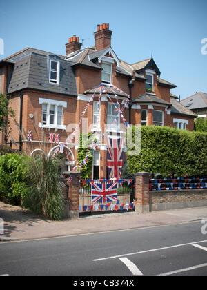 Montag, 28. Mai 2012. Earlsfield, SW-London, UK. Ein Haus ist mit Union Jack Fahnen und Girlanden dekoriert in Vorbereitung auf die Queens-Diamant-Jubiläum feiern am kommenden Wochenende. Stockfoto