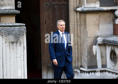 Royal Courts of Justice, London, UK. 28.05.2012 Bild zeigt Tony Blair, ehemaliger britischer Premierminister, verlassen die Leveson-Untersuchung heute nach Zeugenaussage bei den Royal Courts of Justice, London, UK. Stockfoto