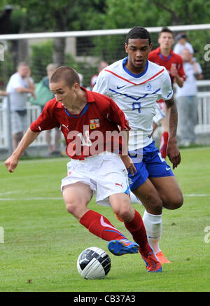 Qualifikationsturnier für EURO U19: Tschechien Vs Niederlande in Prag, Tschechien am 27. Mai 2012. David Houska (links) der Tschechischen Republik und Jürgen Locadia der Niederlande. (CTK Foto/Stanislav Peska) Stockfoto