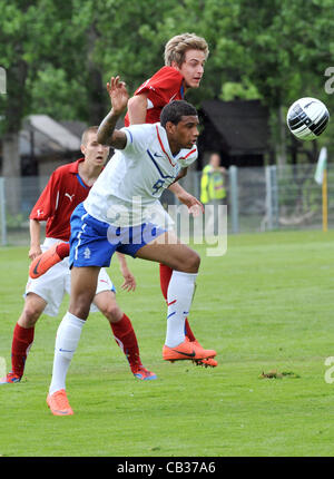 Qualifikationsturnier für EURO U19: Tschechien Vs Niederlande in Prag, Tschechien am 27. Mai 2012. Filip Twardzik (Mitte) der Tschechischen Republik, Jürgen Locadia (in weiß) der Niederlande. (CTK Foto/Stanislav Peska) Stockfoto