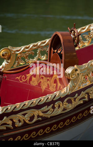 Queens Diamond Jubilee Barge Gloriana vorbereitet während einer Hitzewelle am Montag 28. Mai in Richmond upon Thames für die königliche Flotte feiern am 3. Juni 2012 in London, Großbritannien Stockfoto