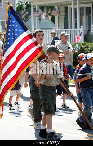 Pfadfinder-Mitglied trägt USA Flagge während des Memorial Day Parade marschieren. Stockfoto