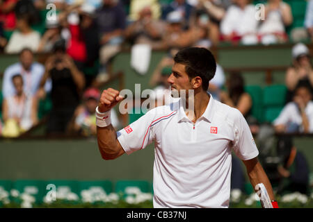 28.05.2012 Paris, Frankreich. Novak Djokovic feiert Sieg über Potito Starace nach ihrem Spiel am 2. Tag der Französisch Open Tennis von Roland Garros. Stockfoto