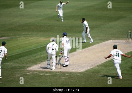 28.05.12 Hove, England. LV = County Championship - Division One. Sussex V Nottinghamshire Tag 4 von 4. Samit Patel von Nottinghamshire bekommt ein Wicket gegen Steve Magoffin von Sussex in ihrem Spiel gespielt am PROBIZ Boden am 28. Mai 2012 in Hove, England. Stockfoto