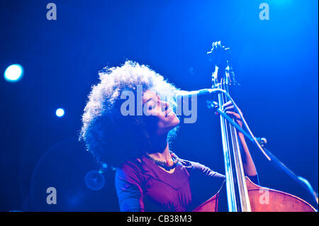 LONDON, UK 28. Mai 2012: Esperanza Spalding tritt im Koko Club. Esperanza ist eine Grammy-Award-Gewinner-Bassist, Sänger und Komponist aus Portland, Oregon und begann ihre Solo-Künstler-Karriere im Jahr 2008. Stockfoto