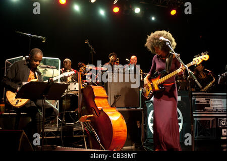 LONDON, UK 28. Mai 2012: Esperanza Spalding tritt im Koko Club. Esperanza ist eine Grammy-Award-Gewinner-Bassist, Sänger und Komponist aus Portland, Oregon und begann ihre Solo-Künstler-Karriere im Jahr 2008. Stockfoto