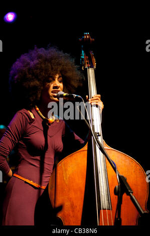 LONDON, UK 28. Mai 2012: Esperanza Spalding tritt im Koko Club. Esperanza ist eine Grammy-Award-Gewinner-Bassist, Sänger und Komponist aus Portland, Oregon und begann ihre Solo-Künstler-Karriere im Jahr 2008. Stockfoto