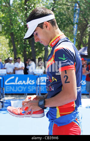 27.05.2012. Madrid, Spanien.  ITU Triathlon World Series - Triathlon World Championship (Campeonato del Mundo de Triatlon) Männer Elite Serie - Mario Mola aus Spanien, 9 th eingestuft - bereitet seine Ausrüstung Stockfoto